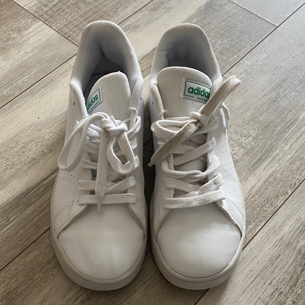 adidas White Leather Sneakers with Green Logo Accents UNI size 6 Big kids
